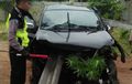 Toyota Avanza Ompong Muka Depan, Ditusuk Pagar Pembatas Jalan, Tembus Sampai Kabin