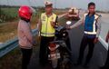 Wanita Naik Vario Masuk Jalan Tol, Ambil Jalur Kanan Sambil Ketakutan