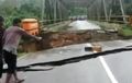Video Warga Teriak Kegirangan Melihat Detik-detik Jembatan Penghubung Sulteng dan Sultra Ambrol