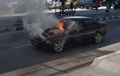 Nahas! Pinjam BMW 320i dari Teman, Eh, Mobilnya Terbakar di Tengah Jalan