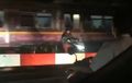 Video : Tak Pakai Helm dan Terobos Palang Pintu Kereta Api, Hijabers Ini Dihukum Nyanyi