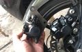 Enggak Perlu Ubahan, Cara Pasang Kaliper Rem Yamaha R15 di Aerox 155 Connected