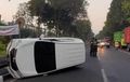 Sopir Panik, Daihatsu Xenia Terguling Usai Tabrak Trotoar Jalan