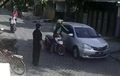 Gara-gara Klakson, Oknum Ojol Tinju Pengendara Mobil Hingga Babak Belur