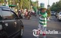 Unik! Polisi Cepek di Surabaya Atur Lalu Lintas Pakai Jersey 90 Klub Sepak Bola