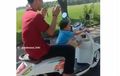 Honda Scoopy Dikendarai Balita, Kaki Belum Nyampe Tanah, Pria di Belakang Senyam-Senyum