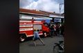 Viral Video Mobil Damkar Diamuk Massa, Bukan Karena Terlambat, Ini yang Sebenarnya Terjadi