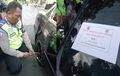 Diperingati Stiker Enggak Mempan, Lima Mobil yang Parkir Sembarangan Digembok Polisi