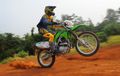Seperti Ini Rasanya Geber Kawasaki KLX 230 di Aspal dan Tanah, Tonton Videonya! 
