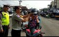 Enggak Ditilang, Pengendara Tidak Pakai Helm Malah Dibagi Helm dan Bunga Mawar Oleh Polisi