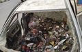 Mobil Terparkir 10 Tahun di Pinggir Jalan, Belum Ada yang Urus Malah Jadi Tempat Sampah
