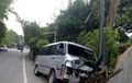 Lagi-lagi Karena Ban Bocor, Toyota Hiace Ringsek Usai Tabrak Tiang, 1 Mahasiswa Tewas