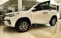 Keren Nih Footstep Elektrik Untuk Toyota Fortuner, Menyala Biru dan Tahan Beban Hingga 200 kg