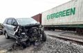 Wajah Daihatsu Xenia Hancur Disambar Kereta Api, Pengemudi Tidak Sadar