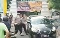 Menegangkan! Polisi Todongkan Pistol, Maling Datsun GO Nekat Memainkan Pisau