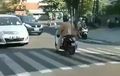 Emak-emak Bermotor Cuek Lawan Arah Plus Berhenti di Tengah Jalan, Enggak Ada yang Berani Negur