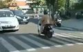 Enggak Ada Takutnya, Ibu Ini Lawan Arah, Berhenti Di Tengah Jalan Lagi