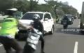 Video Panik Ada Razia, Pemotor Ini Pura-pura Pingsan Ditindih Motornya Sendiri