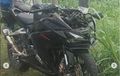 Kelebihan Kecepatan Ketika Menikung, Honda CBR 250RR Hantam Beton Pembatas Jalan