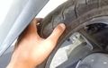 Dalam Kondisi Darurat, Boleh Enggak Sih Ban Motor yang Bocor Tetap Dipakai Riding?