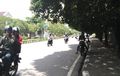 Street Manners: Adem sih, Tapi Berteduh di Jalan Saat Naik Motor Ternyata Melanggar Hukum