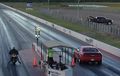 Video Drag Race Dodge Challenger Vs Kawasaki Ninja ZX-14R, Menang Motor Atau Mobil?