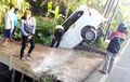 Toyota Avanza Nungging di Selokan, Meluncur Kencang Tanpa Sebab, Nyawa Pengemudi Melayang