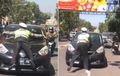 Hore! Polisi Yang Nempel di Kap Mesin Bak Film Action, Dapat Hadiah Sepeda
