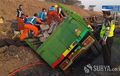 Kecelakaan Maut Dua Truk Sampai Terguling Masuk Galian Pipa Gas, Sopir Diduga Ngantuk