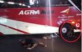 Honda BeAT Menancap Fender Bus Agra Mas, Bodi Hancur, Dua Pemotor Terkapar di Aspal