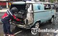 VW Combi Sekejap Dimakan Api, Sisa Cat Bodi Kanan Kiri, Bule Kaget Mesin Keluar Api