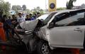 Toyota Avanza Hantam Tiang Tol BORR, Korban Sempat Merangkak Keluar Mobil, Lalu Tergeletak di Tanah