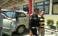 Polisi Ringkus Oknum Satpam Tebar Paku, Wajah Tertunduk Turun Dari Kijang Innova