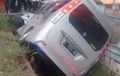 Akibat Sopir Mengantuk, Minibus Oleng Sampai Masuk Selokan, Penumpang Luka-luka