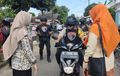 Keren Nih! Kembalikan Motor Milik Bidan Desa yang Dicuri, Kapolres Lumajang Kendarai Sendiri
