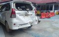 Cuaca Berkabut, Toyota Avanza Diseruduk Motor dari Belakang, Satu Orang Luka