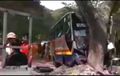 Bus Ini Dihantam Truk Tronton, Bagian Depan Ringsek Tabrak Pohon