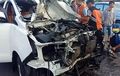 Kijang Innova Hancur Luar Dalam, Wajah Terkelupas, Hajar Pantat Truk Mogok