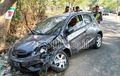 Honda Brio Terkulai, Dihajar Truk Sampai Terkapar, Bodi Kisut Kaki-kaki Parah