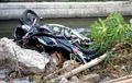 Kawasaki Ninja 150 R Tergeletak Tak Berdaya, Bodi Utuh, Oleng Ditahan Pembatas Sungai