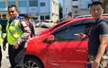 Toyota Agya Dikepung Massa, Satu Mahasiswa Tertembak, Peluru Dari Kabin Tembus Kaca Samping