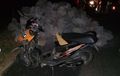 Honda BeAT Bodi Tak Simetris, Melaju Kencang di Jalanan Gelap, Dihadang Tumpukan Batu