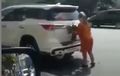 Beredar Video 'Emak-emak'  Kegep Ganti Pelat Nomor Toyota Fortuner, Karena Peraturan Ganjil Genap?