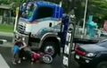 Video Detik-detik Pemotor Nyaris Terlindas Truk, Ibu dan Anak Selamat Meski Motor Tergencet