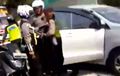 Toyota Avanza Diciduk di Batas Kota, Koordinasi Polisi Sukses, Pengemudi Diam Tanpa Kata