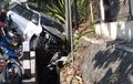 Gara-gara Pecah Ban, Toyota Avanza Masuk Selokan Hingga Bumper Terkelupas
