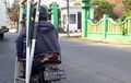 Street Manners : Fenomena Berkendara dengan Satu Tangan Sambil Bawa Barang