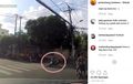 Video Seorang Pria Tersungkur di Jalan Raya saat Asyik Teleponan Mengendarai Motor, Langsung Viral!