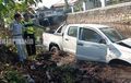 Toyota Hilux Tabrak Pejalan Kaki, Lalu Nyelonong Masuk Sungai, Korban Luka Parah