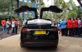 Unik Banget, Mekanisme Buka Pintu Mobil Listrik Tesla Model X